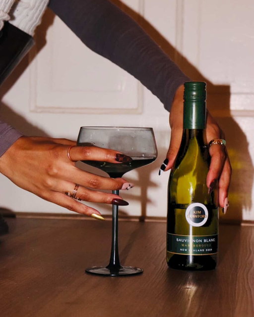 Weekend treat: fresh nails and a bottle of Kim 💅🥂

#KimCrawfordWine #SauvignonBlanc #WeekendVibes

📸: @aaralyn.amore