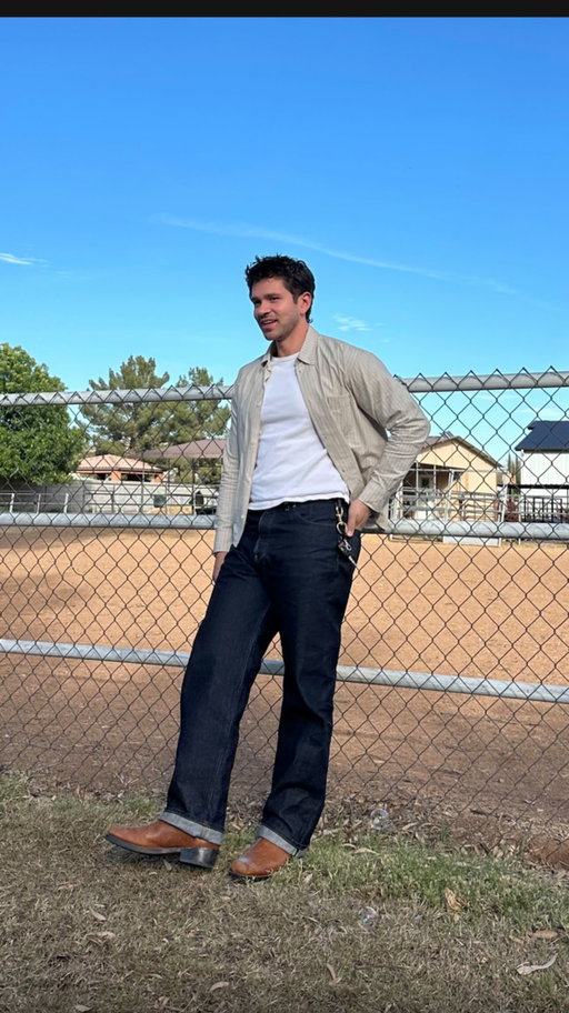 Baggy jeans aren’t bad.

They’re just not always the solution.

If you’ve got bigger thighs, you don’t need more width everywhere — you need room up top and straight from the knee.

That’s the formula.

@poolhousenewyork straight wide cuts are my favorite for this silhouette.

#mensstyle #denimfit #proportions #menswear #straightleg