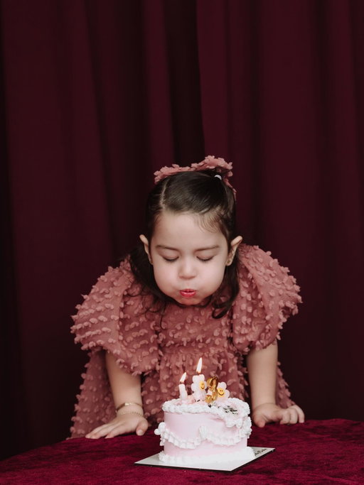 HAPPY BDAY EMILIA JOLENE CARA DE PINGÜIN 🥹🥰🤣 nuestra chiquita cumpliendo 3!! siempre tan feliz, siempre tan única, te amamos ❤️ PD. Báilale todos los días a la vida.