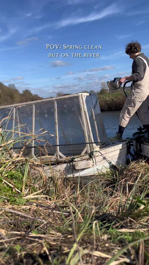 We were feeling spring for 2 days last week so visited Julie The Greenhouse!

Big thanks to @theseepcompany for providing me with zero microplastic gloves and sponges to do the job. 

#spring #springclean #cleanings #boat #narrowboat #narrowboatlife #boatlife #riverlife #lifeontheriver #cat #blackcat #nature #flowers #tulips #tulipbulbs #greenhouse #garden #gardening #floatinggarden