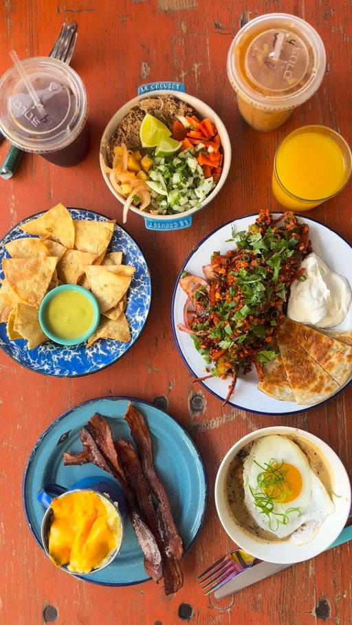 The perfect start to any weekend in New Orleans: breakfast at @mollysriseandshine 😊🍳🥓. #EatDrinkTravelYall