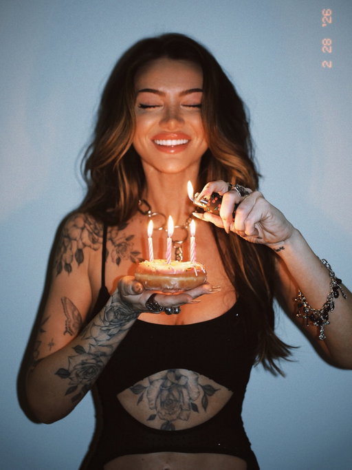 She’s a birthday baby 🥹🍩💫!!

My first ever birthday living in LA.. I’ll forever be so unbelievably grateful that I was lucky enough to gain the opportunity to start a whole new chapter, living a life I once dreamed of.. but I must admit I woke up this morning really missing my loved ones back in England a little extra today ❤️‍🩹 .. but even so, I still feel so deeply loved, even from the other side of the world 🥰

.. here’s to another year of chasing my hopes and dreams. Wish me luck guys ❤️💫