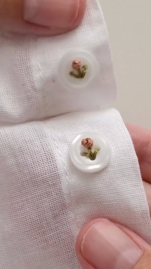 Spent my saturday sewing teeny tulips into my pillow’s buttons 🪡🧵 Video tutorial by @whynotstitching 

#sewingtutorial #sewing #sewinghacks #sewingtips