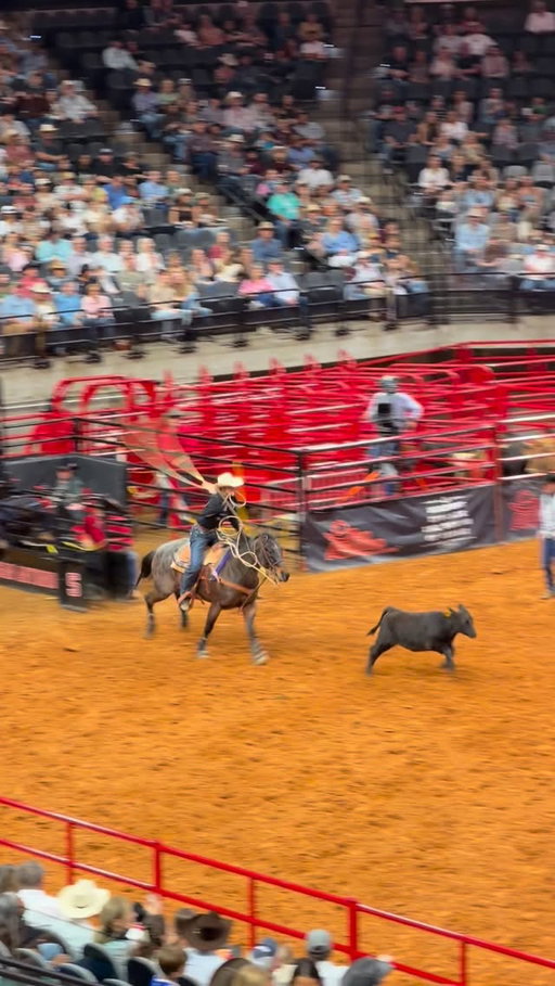 Kincade Henry gets it done with a 7.5 second run in the tie down to earn his spot to rope in tonight’s finals in San Antonio! 🙌