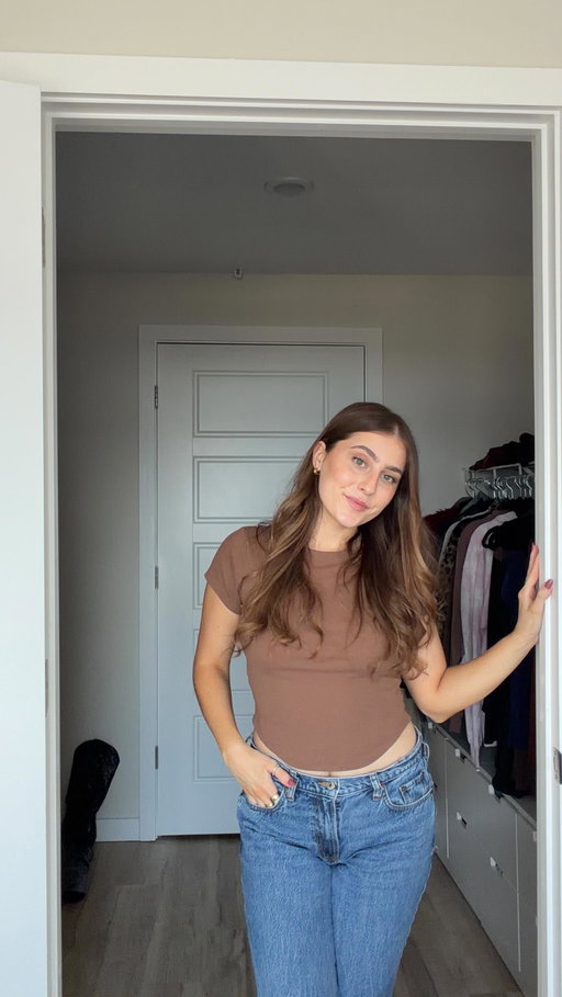 🥹🫶🏼

I never really talk about this online but I used to be a lot heavier and still often see myself as that version of me. That, combined with undiagnosed health issues for 12 years, meant my body changed a lot over the years.

It made getting dressed my least favorite part of the day. I hated how everything looked on me and resorted to tshirts and leggings. I hated tight clothes because I felt uncomfortable but I also hated oversized because it brought me back to how I felt when I was heavier. It’s funny how that works. 

I asked Alyza to be super honest with me about my clothes because I want a real, lasting solution. But there were moments that also felt really vulnerable. She gave me so many little pep talks like this throughout the whole closet audit 😭 and I already have a different perspective on what I can wear. I’ve been looking at clothes online the last few days excited about how I can style things, not thinking about what I “can’t wear”

Stylist: @alyzasuttonn