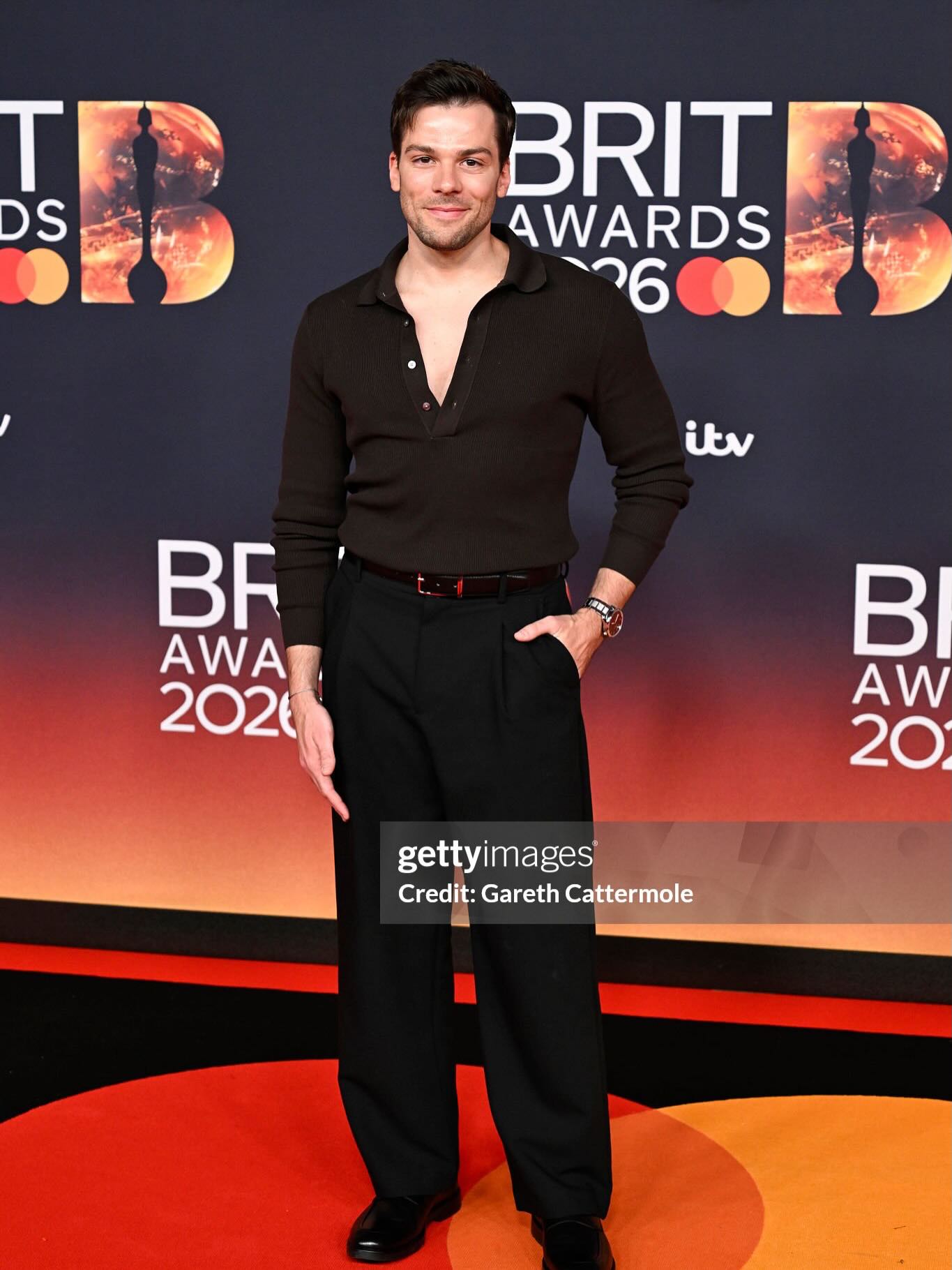 Pre-BRITs ritual: eating pizza alone in a hotel room while aggressively convincing myself this counts as “carb loading for the red carpet.”

Showbiz ✨🍕 

Thank you @meta and @raybanmeta for inviting me!! @brits #brits