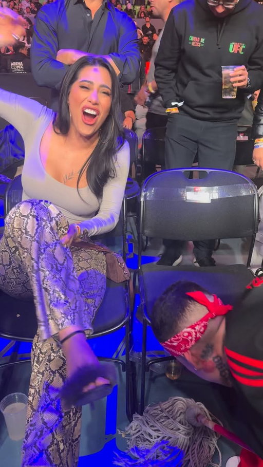@santa_fe_klan_473 trapeando el reguero bajo @kimshantal en #UFCMexico no se ve todos los días 😅😭