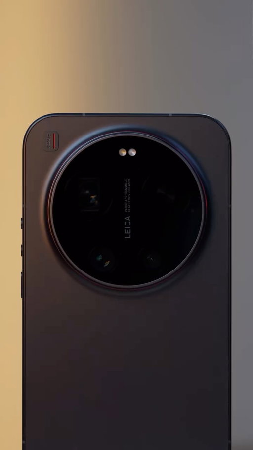 I wasn’t ready for how thin this feels.
It shouldn’t have a 6000mAh battery inside… but it does.

Ultra really means ultra this time.

#Xiaomi17Ultra #MasterofNight #Xiaomi