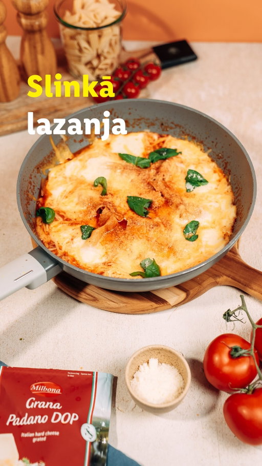 Kad nav laika un enerģijas sarežģītām maltītēm, bet sirds alkst pēc sulīgas lazanjas, šī recepte būs Tavs glābiņš.  Vienā pannā, bez liekām pūlēm un vareni izdevīgi. Ja vēlies ātru maltīti, kas patiešām palutinās Tavas garšas kārpiņas, izmēģini šo recepti!
#IrVērtīgi 🤌✨

Pagatavošana:
1. Pannā uzkarsē eļļu un apcep smalki sagrieztu sīpolu, līdz tas kļūst nedaudz caurspīdīgs.
2. Pievieno rīvētus burkānus, sāli un melnos piparus, samaisa un turpina cept vēl dažas minūtes.
3. Pievieno sasmalcinātus ķiplokus un liellopu malto gaļu. Maisot apcep, līdz gaļa ir sadrupusi un apbrūnējusi.
4. Pievieno itāļu kaltēto garšaugu maisījumu un tomātu mērci, samaisa un ļauj viegli pasautēties dažas minūtes.
5. Lazanjas plāksnes salauž mazākos gabalos un iemaisa pannā. Pa virsu liek saplēstu mocarellu un pārkaisa ar rīvētu sieru.
6. Uzliek pannai vāku un sautē 10–15 minūtes, līdz lazanjas plāksnes kļūst mīkstas.
7. Pasniedz, dekorējot pēc izvēles ar svaigu baziliku.

Sastāvdaļas:
1 sīpols
2 daiviņas ķiploku
2 burkāni
400 g liellopu maltās gaļas
500 g tomātu mērces
4–5 lazanjas plāksnes
100 g rīvēta siera
1 mocarellas bumbiņa
2 tējkarotes Deluxe itāļu kaltētu garšaugu maisījuma
sāls pēc garšas
melnie pipari pēc garšas
baziliks pasniegšanai