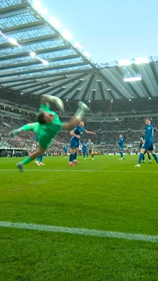 Jordan Pickford's WORLD-CLASS save from Sandro Tonali's volley! 🤯