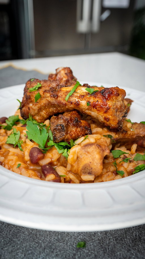 O Melhor Arroz de Entrecosto que vai provar! 🔥
Um jantar simples, rápido e que sai sempre perfeito...vai mesmo ter que experimentar!

Só vai precisar de...
Para o entrecosto:
- 800 g de entrecosto em pedaços
- 2 dentes de alho picados
- 1 colher de chá de colorau
- Sal a gosto
- 1 fio de azeite

Para o arroz:
- 1 cebola picada
- 1 folha de louro
- 3 colheres de sopa de molho de tomate
- 1 chávena de arroz
- 2 chávenas e meia de água quente
- 1 lata pequena de feijão (encarnado ou manteiga)
- Azeite q.b.
- Salsa picada para finalizar

👨‍🍳 Dica do Pai: Este modelo Air fryer Electronia Divine da @radiopopular é perfeita para qualquer prato, ideal para uma família como a nossa. 

Com as Air fryers da @radiopopular e a @apitadadopai temos sempre tudo o que precisamos para fazer as melhores receitas. ❤️

#entrecosto #receitas #airfryer #apitadadopai #radiopopular