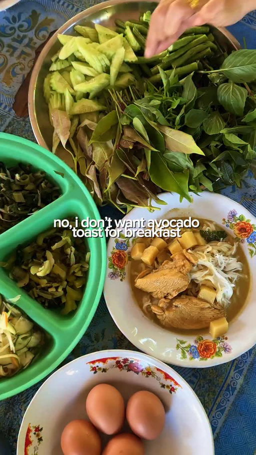 thai breakfast is underrated 🇹🇭🔥 

this is khanom jeen, a curried noodle often eaten in the morning with a ton of veggies. every region of Thailand does it different but the south is my favorite. 

#thailand #thaifood #ขนมจีน #ปักษ์ใต้