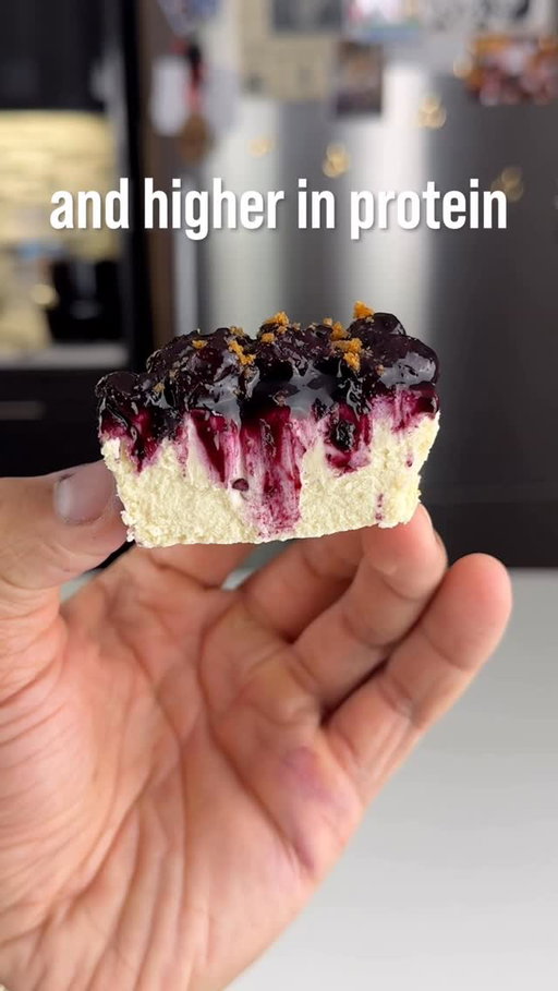 The Best Homemade Cheesecake Cups! High in protein, lower in calories, and tastes just as delicious compared to traditional cheesecake! Here’s how to easily make it.👇🏽
-
Ingredients:
• 1 block light cream cheese (250g, 95% light)
• 1 cup fat free greek yogurt, plain
• 1/4 cup any sweetener (we use brown sugar stevia)
• 1 tsp vanilla extract
• 1 scoop protein powder (we use french vanilla from @transparentlabs )
• 1 cup frozen blueberries (cooked in a pan)
-
Notes:
• bake at 300°F for 20 minutes
• let it cool for 20 minutes, then refrigerate for 1-2 hours for a classic cheesecake texture
• use any fruit of choice as toppings
-
-
#recipe #dessert #cheesecake #healthy #homemade