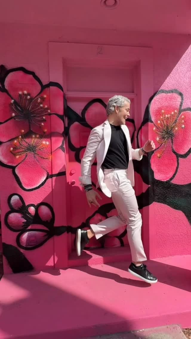How else would I launch the first ever @rochebobois branded condominium tower in North America? We sold the penthouse on day 1 for a record $13.2M, our team is booked back-to-back with taking contracts, and @ricky_martin brought down the house at our launch event 🩷

164 gorgeous new homes in the heart of St. Pete rise above 24,000 square feet of incredible amenities.  Developed by @valorrealestateusa