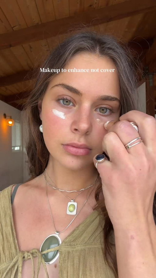 Grwm🫶
Comment glow for a dm with links✨⭐️
-
- https://liketk.it/5WI9u
@iconic.london 
@merit 
@kosas 
@dolcegabbana_beauty 
-
-
#grwm#glowymakeup#nomakeupmakeup#naturalmakeup#cleangirlmakeup