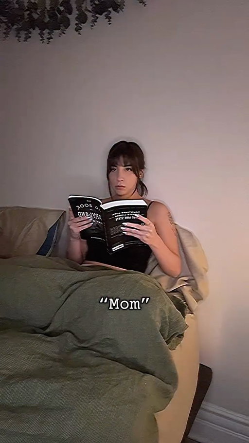 A grieving mother. 

#weirdcore #uncannyvalley #thebackrooms #horror #actress