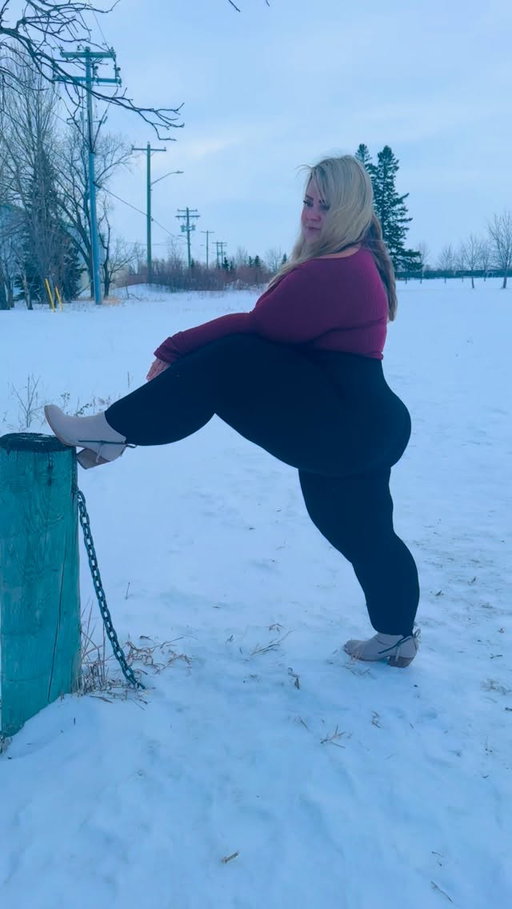 Built for warmth, softness, and surviving winter gracefully ❄️🤍
#softbody #stretching #stretchroutine #wintermood