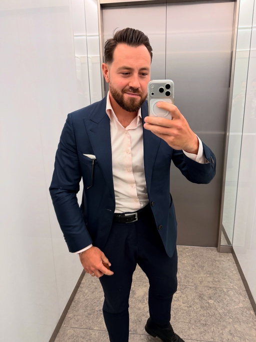 I swear the weeks will slow down at some point 🥵

Another mega week from London! 

Planned to be flying home to Aus next week, praying for a flight path ✈️

#mirrorselfies #florenceitaly #londonliving #sunsetscenes #suitstyle