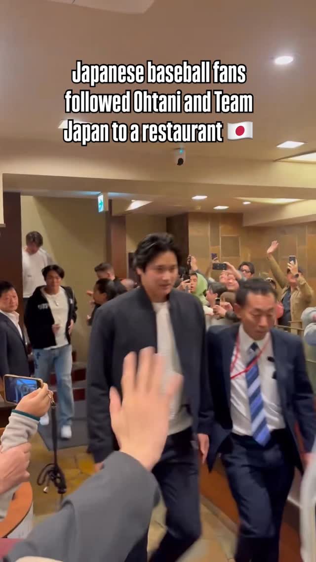 Japan staya treating Shohei Ohtani and their baseball stars like royalty 🎌 (via maruzen_jp/X)