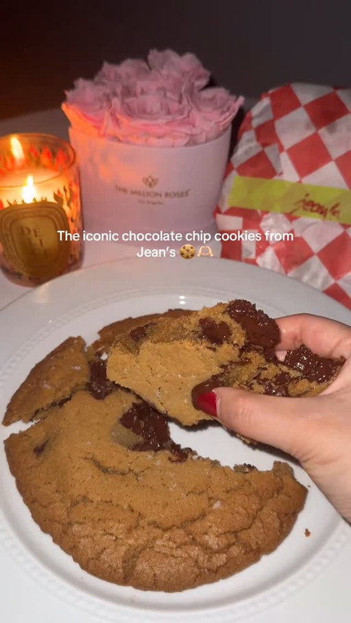 The iconic and delicious chocolate chip cookies from @jeanslafayette 🍪🫶🏻 (and yes these cookies are giant and yes I ate the whole thing in one sitting🙊)
📍Jean’s 
#nycfood #nyccookies #chocolatechipcookie #nycbestcookies #nycfoodlover