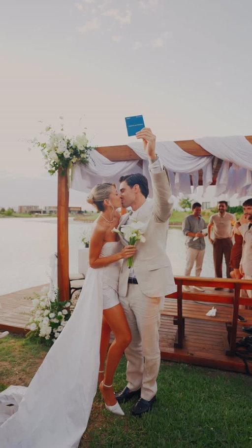 Mr & Mrs 👰🏼‍♀️🤵🏽 

La producción y ambientación del evento: @thefunfactory_ hace meses que venimos planeando este civil y fue mucho más increíble de lo que nos imaginábamos. Gracias por estar siempre en nuestros momentos más importantes. 
Ph: @florbazanfotografia 
Filmaker: @alejavierd 
Técnica: @level.eventos.ok 
Barra: @barrasmoviles 
Torta: @gastonsalaspastelero 
Mobiliario: @forevents_ 
Flores: @linosdecoyflores 
Sombrillas: @concepto.bali 
Detalles: @siemprehayunarazonan 
Pérgola de luces: @grupo_drg 
Dj: @valentorlasco_