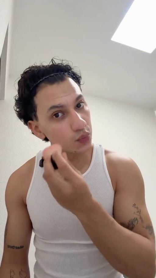 Rutina mañanera y así 🧚‍♂️ 
@benzacaremx 
.
.
.
.
.
.
#benzacare #glowupdefinitivo #iraldermaeschido #gay #wellness