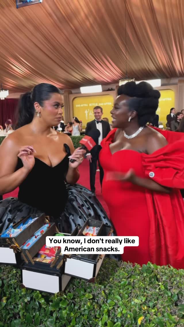 The only thing hotter than the looks? The snacks. @drewafualo is keeping everyone fed on the #ActorAwards red carpet. 

Video: @austinashburn4