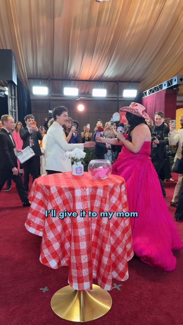 And the red carpet rose goes to… @tchalamet 🌹💕

#StreetHearts #ActorAwards #TimothéeChalamet