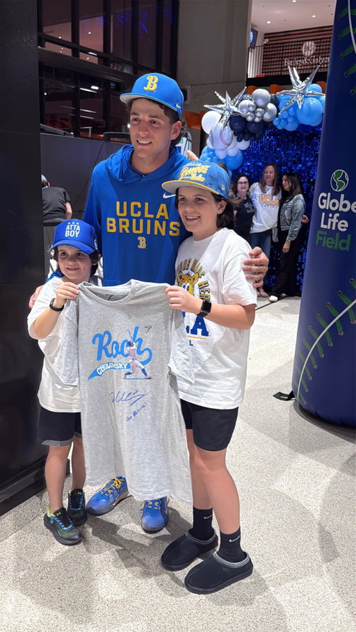 @rochcholowsky a winner on and off the field. Bruins go 3-0 this weekend.