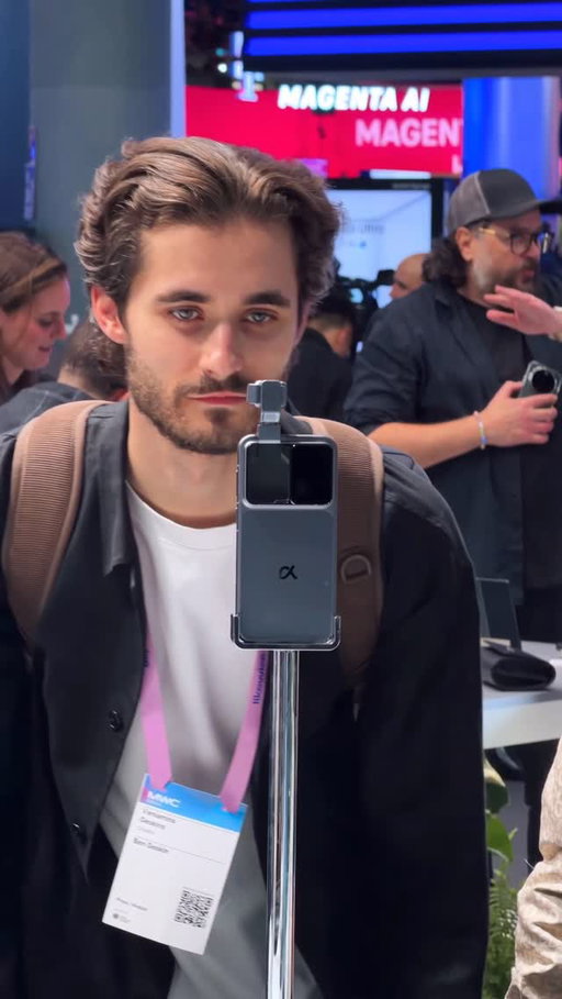 HONOR Robot Phone 👀 It’s basically a 200MP gimbal camera, three-axis gimbal, but HONOR is putting in a lot more personality and AI. It can recognize you. Dance to the beat of music. Nod or shape its head in response. Assistant is in the phone. 

Would you want something like this in your phone? 👀
