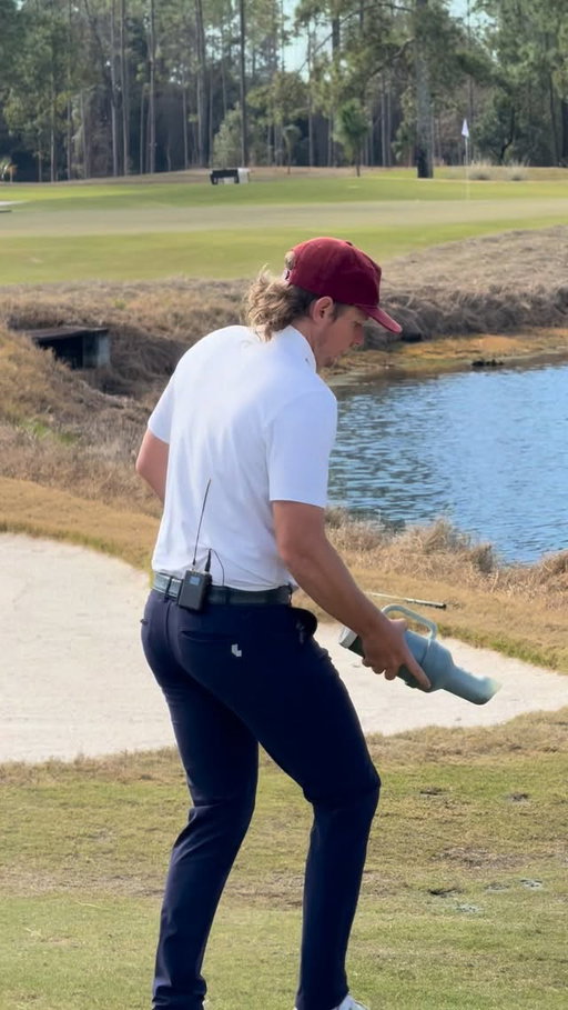 What a legend! It’s not everyday you have a Major Champion help fill your divots 😅🤝

@cameronsmithgolf