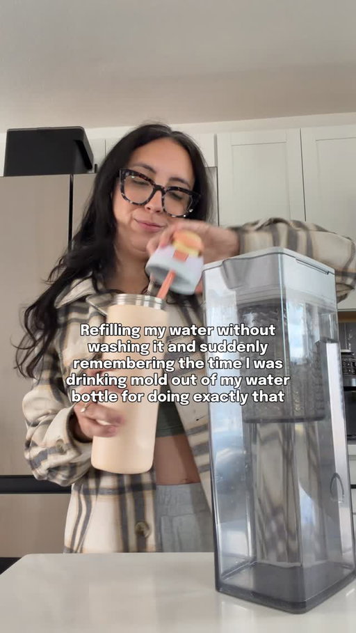 This a very niche insiders-only story between y’all and I that I still get DMs about years later😂 

PSA: wash your water bottle regularly!! That’s all. Happy Monday. Also @owala ily. 

—

Text: Refilling my water without washing it and suddenly remembering the time I was drinking mold out of my water bottle for doing exactly that