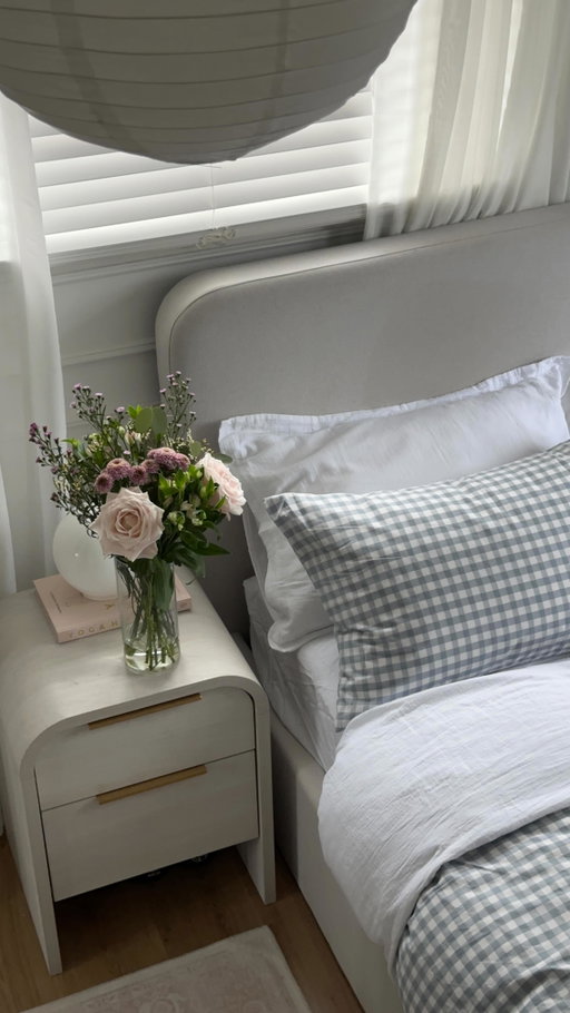 Did someone say let’s stay in??🕊️

#stayhomeaholic #homebodyaholic #homebody #stayinbed #homeaesthetic