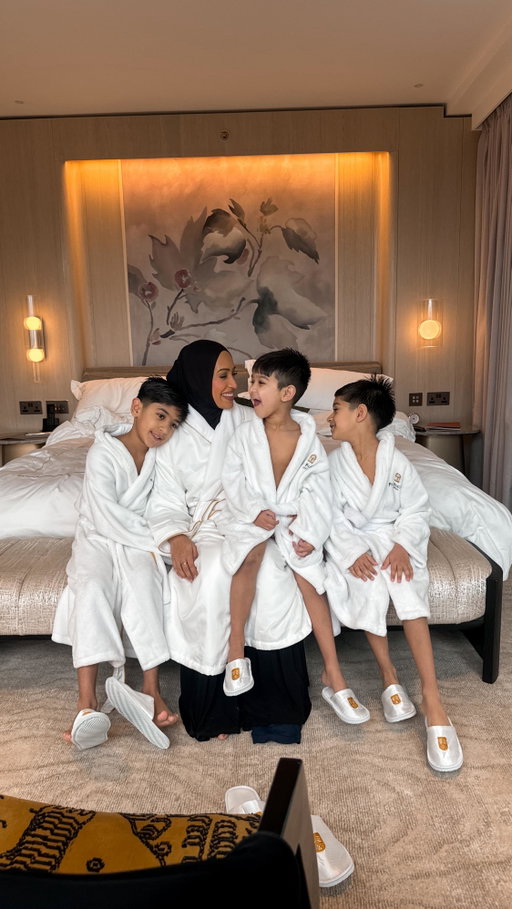 When the boys are asleep, then it’s finally me time, and me time always feel better in a huge suite 😉🥰

Easiest way to get my make up off after a long day is the @caudalie VinoClean cleanser, it literally melts everything off. 

Had an extra long soak in the tub and did a full hair and body TLC with @jolovesofficial 

And then for skincare, back to some old faves from @shiseido - the vital perfection night serum which really helps my skin feel tighter and firmer followed by the viral perfection night cream. I also used the Vital Perfection Intensive Wrinklespot treatment for the first time - this has some big claims such as reducing fine lines in just 7 days (will be sharing the results soon as I have had lines in between my eyebrows forever because of how much I scowl 😂!) but I am very impressed!) 

I remembered to pack all my skincare but forgot a prayer mat 🙈 so a clean bathroom towel had to do, please tell me I’m not the only one who does this? 

@panpacificlondon 

#ramadanvlogs #eveningroutine #boymum
