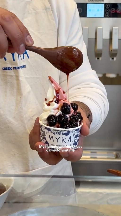 One of my love languages is creating weekend itineraries, especially when I have friends visiting me 🥹🩷 this gives me an excuse to try new restaurants

Where we ate:
@leclanmadrid brunch
@myka_greek 3x LOL (the best froyo)
@posadadelavilla1642 
@castizomadrid 
@tkotacos_ steak quesadilla ❤️‍🔥