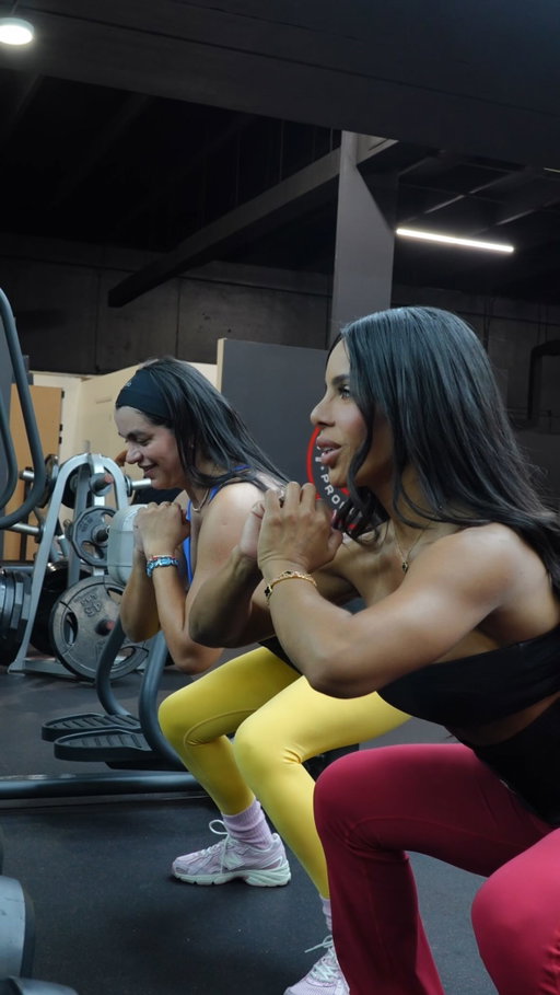 Hoy no solo recibí a una ganadora…
recibí a una mujer que decidió no rendirse. 🥹✨ 
Ella es Carolina la Ganadora de mi RETO de 6 semanas! 
Este premio no fue suerte.
Fue disciplina, fue constancia, fue creer en ella cuando nadie más lo hacía.

Bienvenida a vivir la experiencia que te ganaste con tu esfuerzo.
Estoy demasiado orgullosa de ti 💖🏆

Para los que no saben al finalizar mi reto la mejor transformacion ganaba un viaje a Miami con todos Los gastos pagos para entrenar conmigo y vivir una aventura al Maximo! 
Carolina fue la ganadora y viajo por 10 horas desde España para pasar unos días conmigo 🥹❤️✈️

Gracias @kaizen_luxury_miami por la transportación 😍