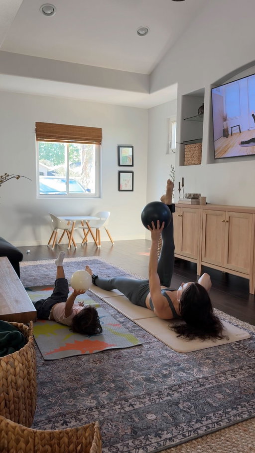 2 years old with 2 years experience 😌

-

#toddlermom #momworkout #momworkouts #postpartumworkout postpartumrecovery socal mom, sahm, ditl, crunchy mom, morning routine, postpartum journey, postpartum recovery, postpartum workout, mom workout, toddler mom