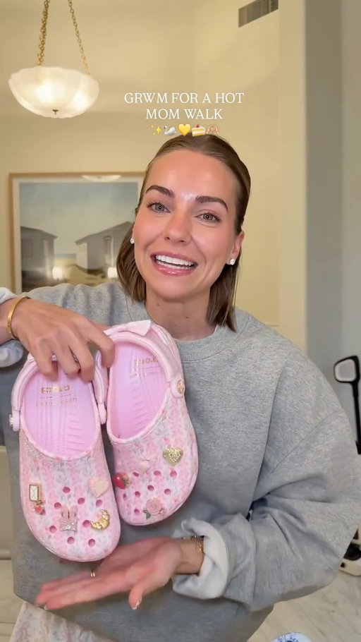HOT MOM WALK with @crocs @loveshackfancy #ad 💛✨🦢🎀🍰