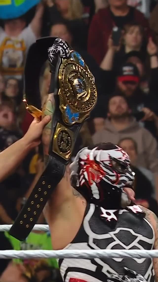 AND NEWWWWW 🏆 @penta_zero_miedo is your new Intercontinental Champion!!! #WWERaw