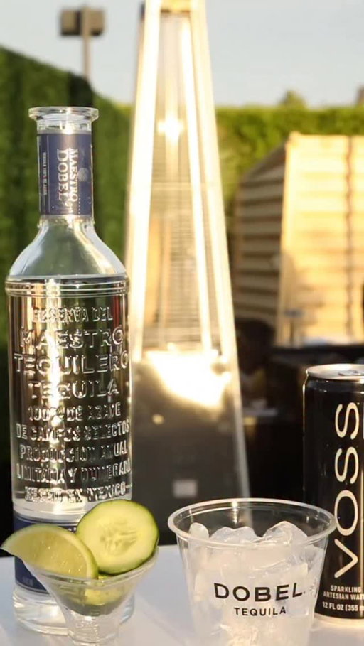 Could the CUCUMBER COOLER with @dobeltequila at @tasteoftennis look anymore refreshing? 

SAVE THE RECIPE ⬇️

2 oz. Dobel Blanco 
1-2 Lime Wedges 
1-2 Sprigs Mint Leaves
1-2 Cucumber Coins 
Top Up VOSS Sparkling 

#voss #vosswater #vossworld #indianwells #cocktail