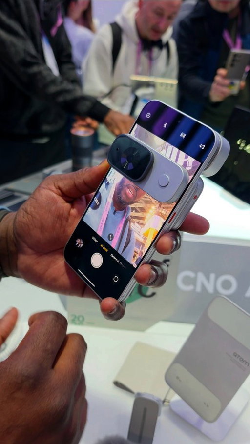New Tecno Modular phone is crazy you can stack batteries, speakers New camera modules and more. It's the most awesome Frankenstein phone 

#tecno #mwc #Modular #smartphones #reels