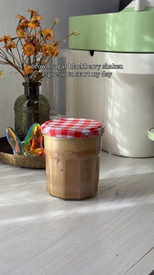 starting my morning off right with a brown sugar blackberry shaken espresso 🤎 

• 1/2 Tbsp Dark Brown Sugar 
• 1/2 Tbsp Blackberry Syrup @monin_usa 
• Sprinkle of cinnamon
• Double Shot of espresso - I used my @nespresso
• Splash of half n half to top of off 

#nespresso #shakenespresso #icedcoffeerecipe #icedcoffeelover