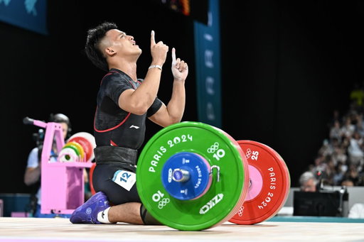 There’s nothing like the sensation of walking onto the Olympic platform. The silence. The chalk in the air. The bar loaded with years of sacrifice.✨👍🏻

The joy? It’s in knowing that you represent something bigger than yourself and in feeling that you earned every kilo on that bar!!! 🏋️‍♀️🏋️‍♂️👏🏻

@rjuniansyah_ @m_charron28 @jeison_lopez99 @hamptonmorris @cmv.valentina18 @liwenwen00