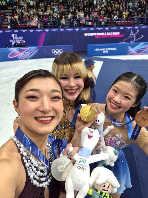 Grateful to have shared the podium with two incredible teammates of mine on this crazy Olympic journey! Proud of what we accomplished together and individually. Hyped, we each got to capture this victory selfie as a group and share our joy with the world. 

You know I had to capture a lil medal moment with my Galaxy Z Flip7 Olympic Edition! 

#Openalwayswins #TeamSamsungGalaxy #Samsung