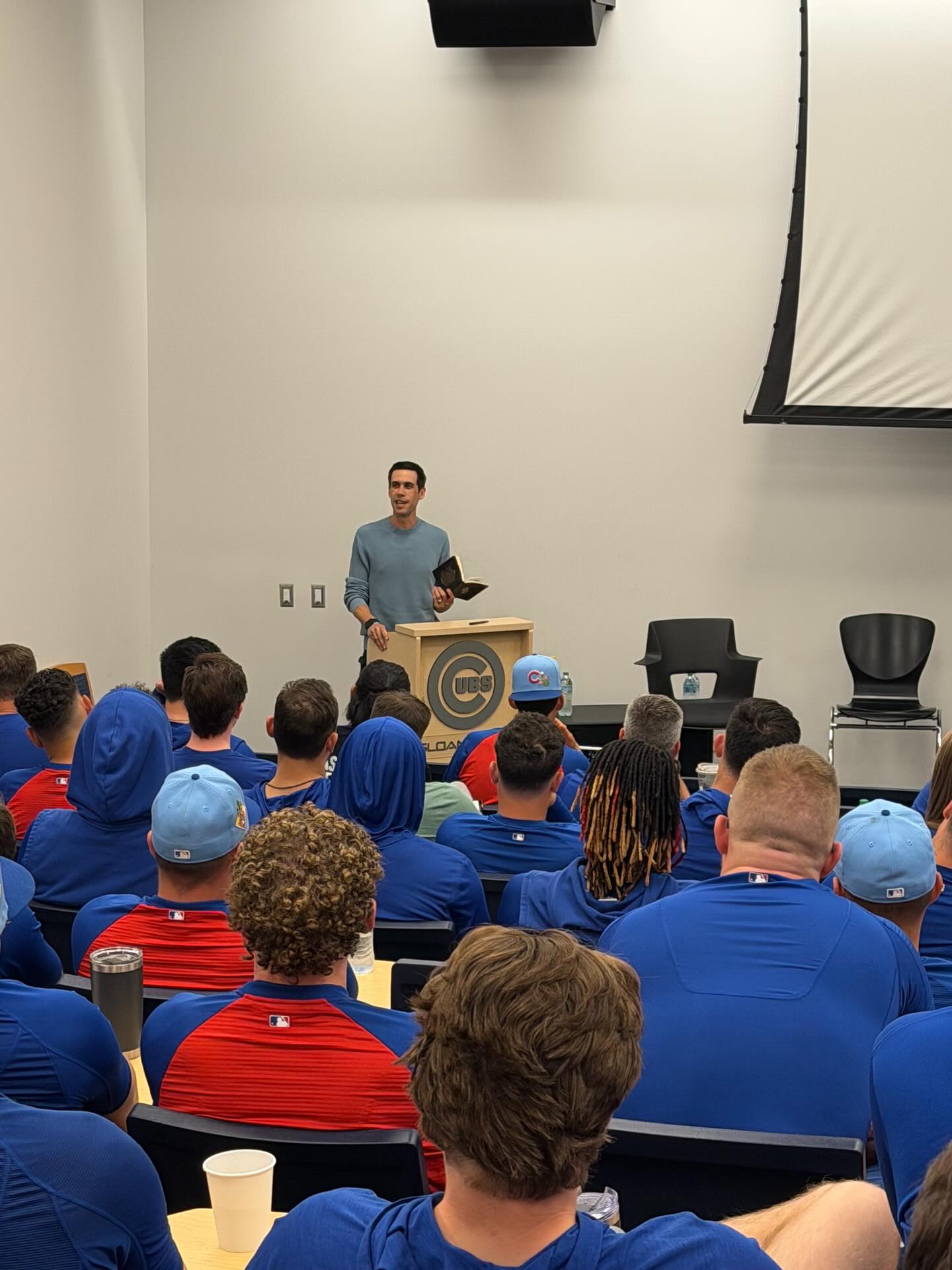 4 talks in 24 hours and two of them were at @cubs and @dbacks spring training. Finished the day with a @dailystoic live show and still managed to get a run in. Thank you to everyone who came out for it.