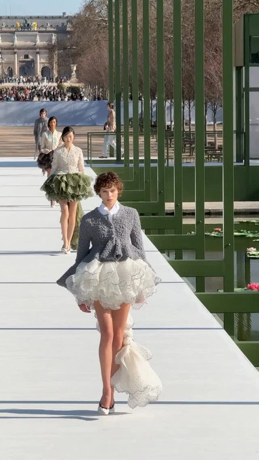 This afternoon in Paris, the fashion crowd took a garden stroll with @Jonathan.Anderson at @dior. Tap the link in bio to see every look.