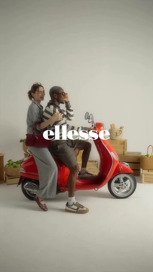 Como un verano que nunca termina, así se siente lo que nace en Italia.
Colección Heritage, estilo con historia.

#ellesse