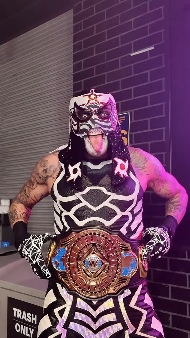 Officially, official for the NEW Intercontinental Champion, @penta_zero_miedo! 🙌