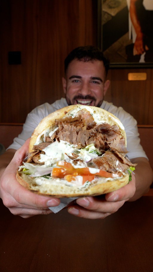 publi- @kevabro en Barcelona: un Kebab único en España por "sus premios", la estética de su local o el producto que trabajan, que de básico no tiene nada.. Merece la pena que veais el video y juzguéis vosotros. MAKE KEBAB SUCIO AGAIN