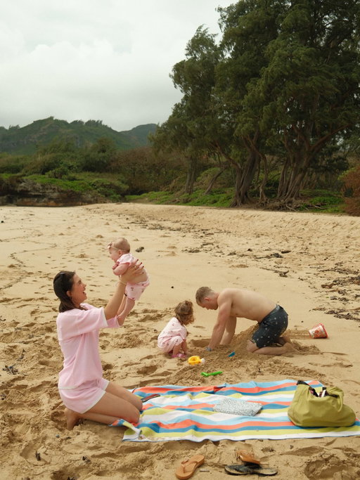 Hawaii day 1🏖️ Comment “LOVE” for a link to everything we brought on our trip!